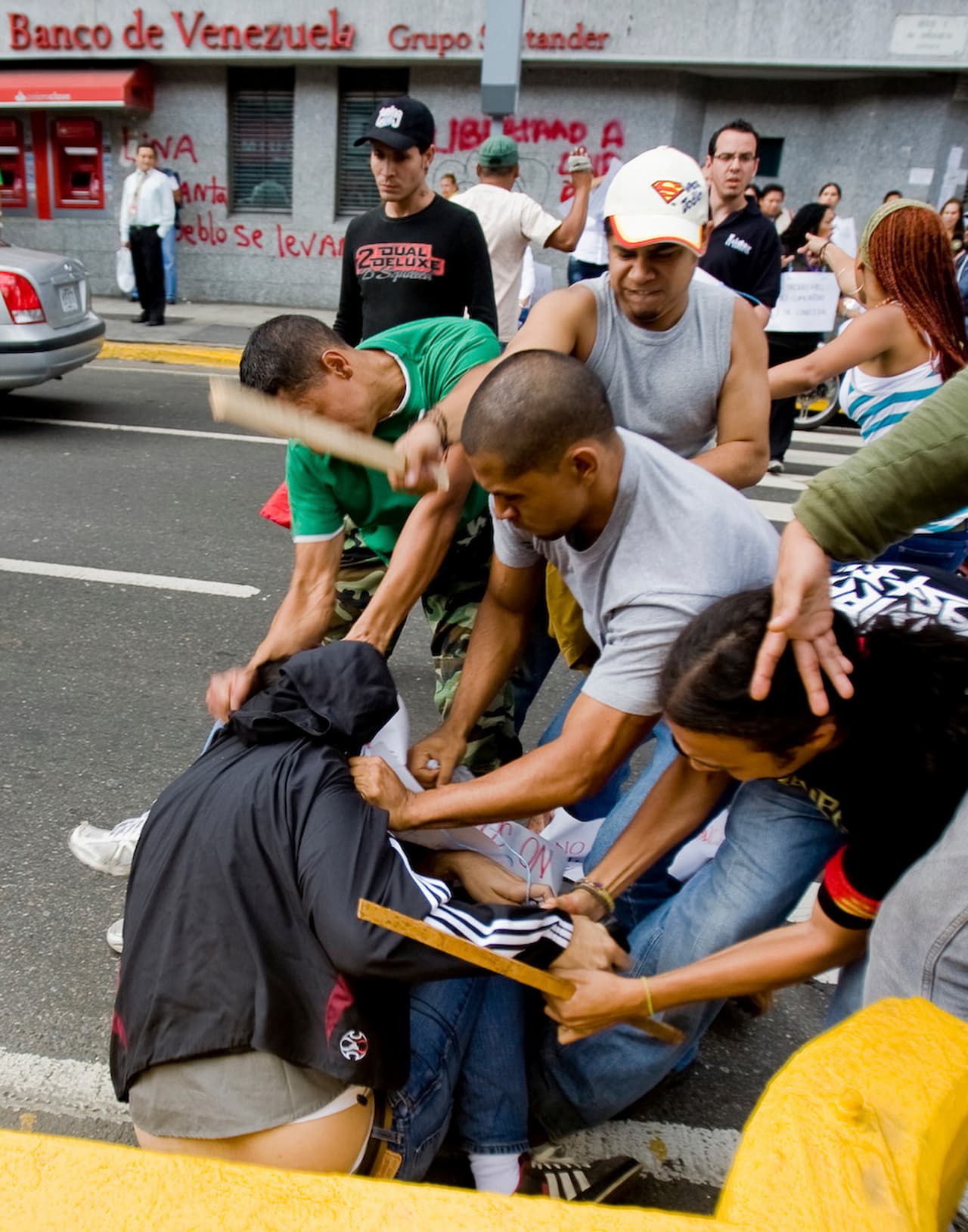 Periodistas de la Cadena Capriles (de los diarios Últimas Noticias, El Mundo Economía y Negocios y Líder) marchaban por una calle del centro de Caracas para protestar una ley de Educación que imponía limitaciones al periodismo, cuando fueron atacados brutalmente con palos y golpes por un grupo de seguidores del chavismo. La agresión sigue impune. (13 de agosto, 2009).