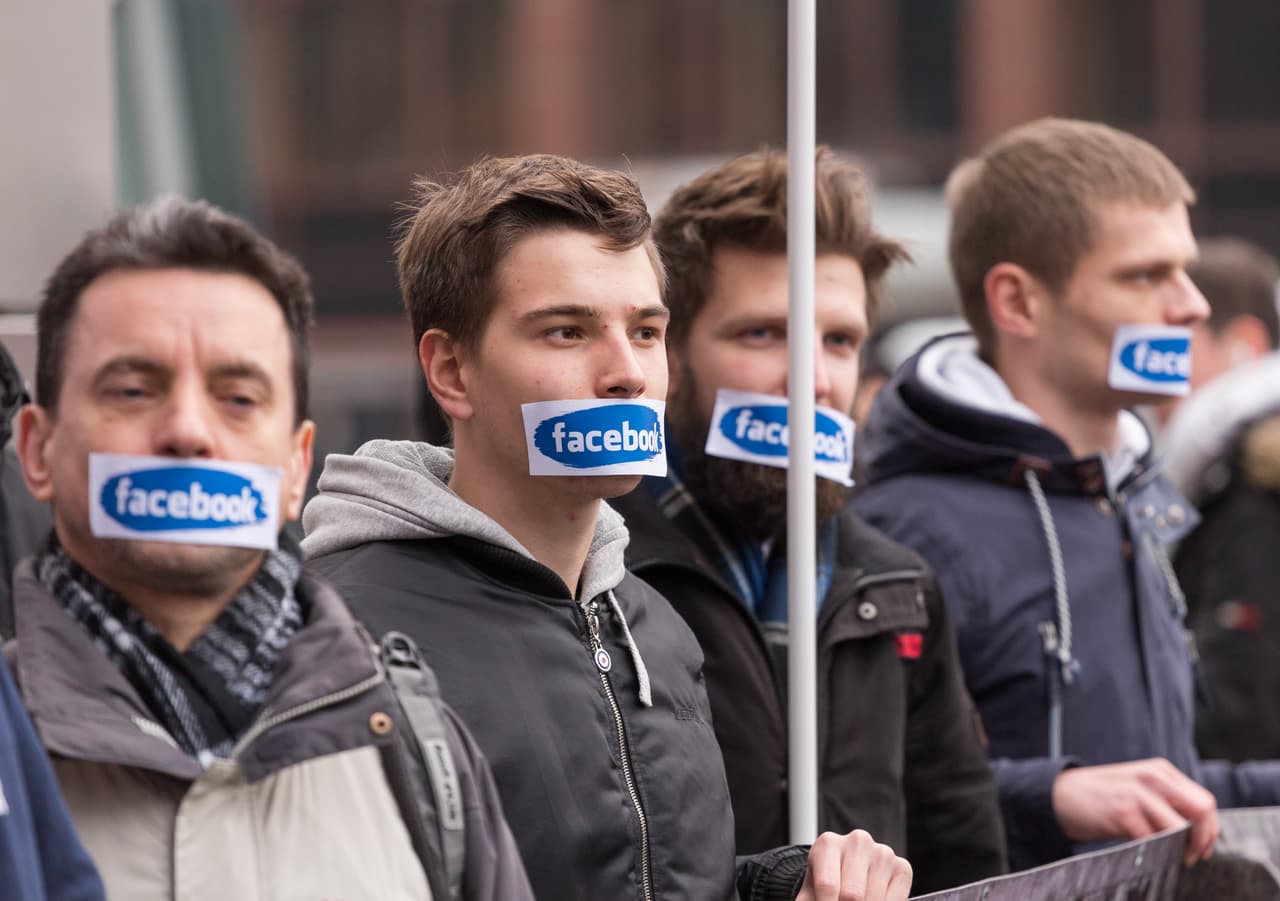 <b>Acusaciones de censura a medios conservadores, marzo de 2016.</b> El sitio de noticias Gizmodo publicó una serie de 
<a href="https://gizmodo.com/former-facebook-workers-we-routinely-suppressed-conser-1775461006">entrevistas a periodistas que trabajaron en Facebook</a> que declararon que la empresa censuraba noticias conservadoras en su sección de Tendencias. Fue un presagio de los escándalos políticos por venir después de las elecciones presidenciales de EEUU a finales de año.
<br>