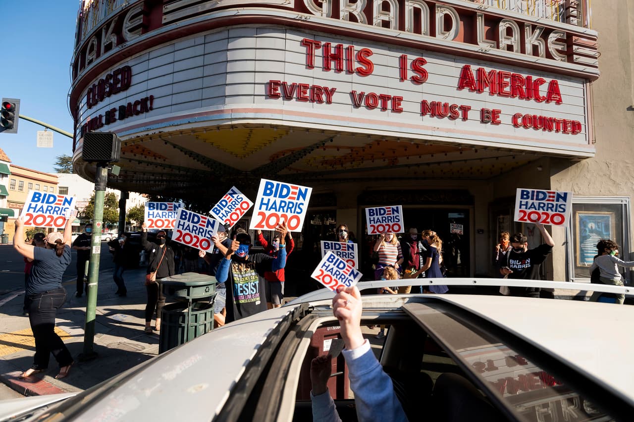 En Oakland, otra ciudad de California, la fiesta tras el triunfo de Joe Biden no se hizo esperar.