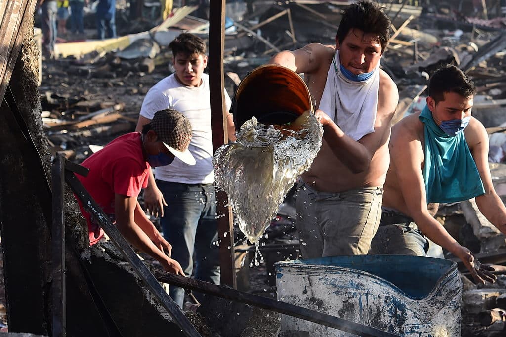 Estos voluntarios de Tultepec contribuyen con los bomberos a aplacar las llamas y focos de incendio