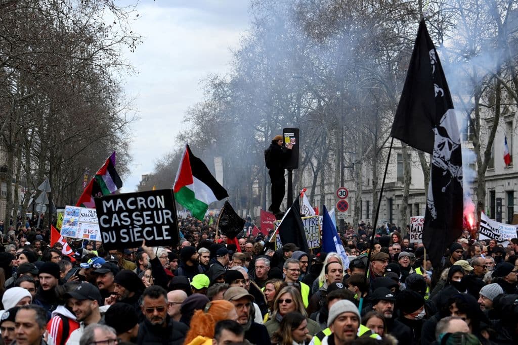 La decisión de Macron de aprobar la reforma 
<b>recurriendo a una disposición constitucional que le permite saltarse el voto legislativo</b> dio nuevo fuelle a la indignación popular, que venía mermando en los últimos días.
