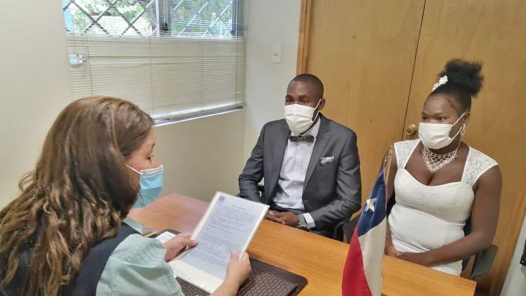 Frustrados por la falta de oportunidades de trabajo en Chile, una pareja de inmigrantes haitianos recién casados, Nixon Pilorge y Yousena Joseph, decidieron viajar con su bebe a Estados Unidos en 2021.