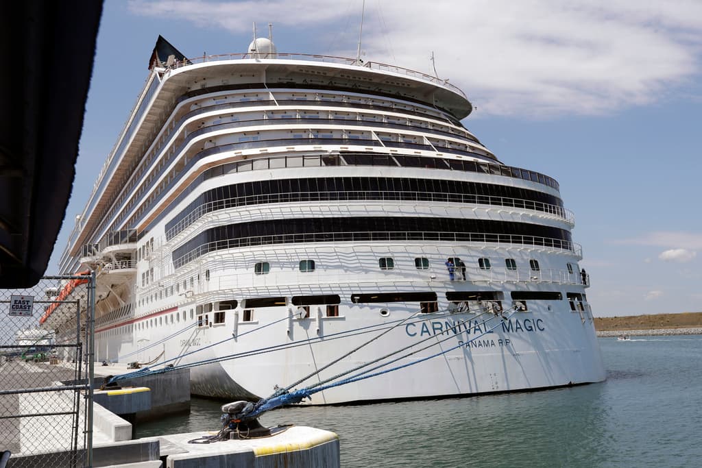 La desesperada búsqueda de un hombre que cayó al mar de un crucero de Carnival cerca de las costas de Florida