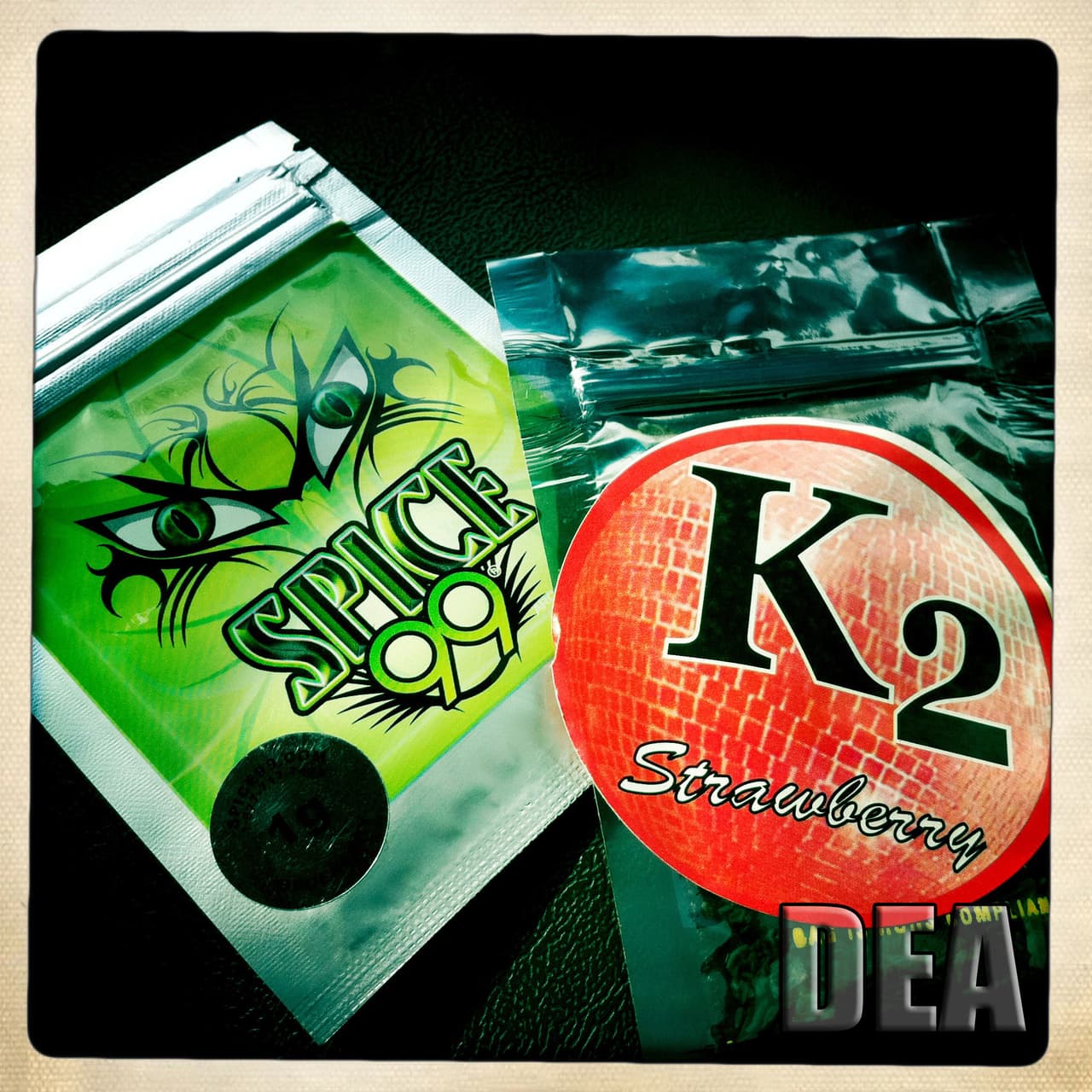 <h3 class="cms-H3-H3">K2/Spice</h3>
<br>
<br>Estos cannabinoides sintéticos son compuestos químicos artificiales que terminan por alterar la mente, tras rociarlos sobre la materia seca y triturada de una planta para poder fumarlos, o directamente se venden como líquidos para vaporizarse. 
<br>
<br>
<a href="https://www.drugabuse.gov/es/publicaciones/drugfacts/cannabinoides-sinteticos-k2spice" target="_blank">La falsa creencia de que se tratan de sustancias naturales que no son perjudiciales para la salud</a>, el hecho de que no se detectan con facilidad las muchas sustancias químicas que los componen en pruebas regulares de consumo de drogas y los envases llamativos y coloridos en los que se venden han disparon el consumo entre los jóvenes, según el NIH. 
<br>
<br>Los efectos perjudiciales para la salud que provocan en sus consumidores son parecidos a los de la marihuana: 
<b>alteración de la percepción, delirios, pensamientos desconectados de la realidad, ansiedad extrema, confusión, alucinaciones, actitud violenta y pensamientos suicidas. </b>
<br>