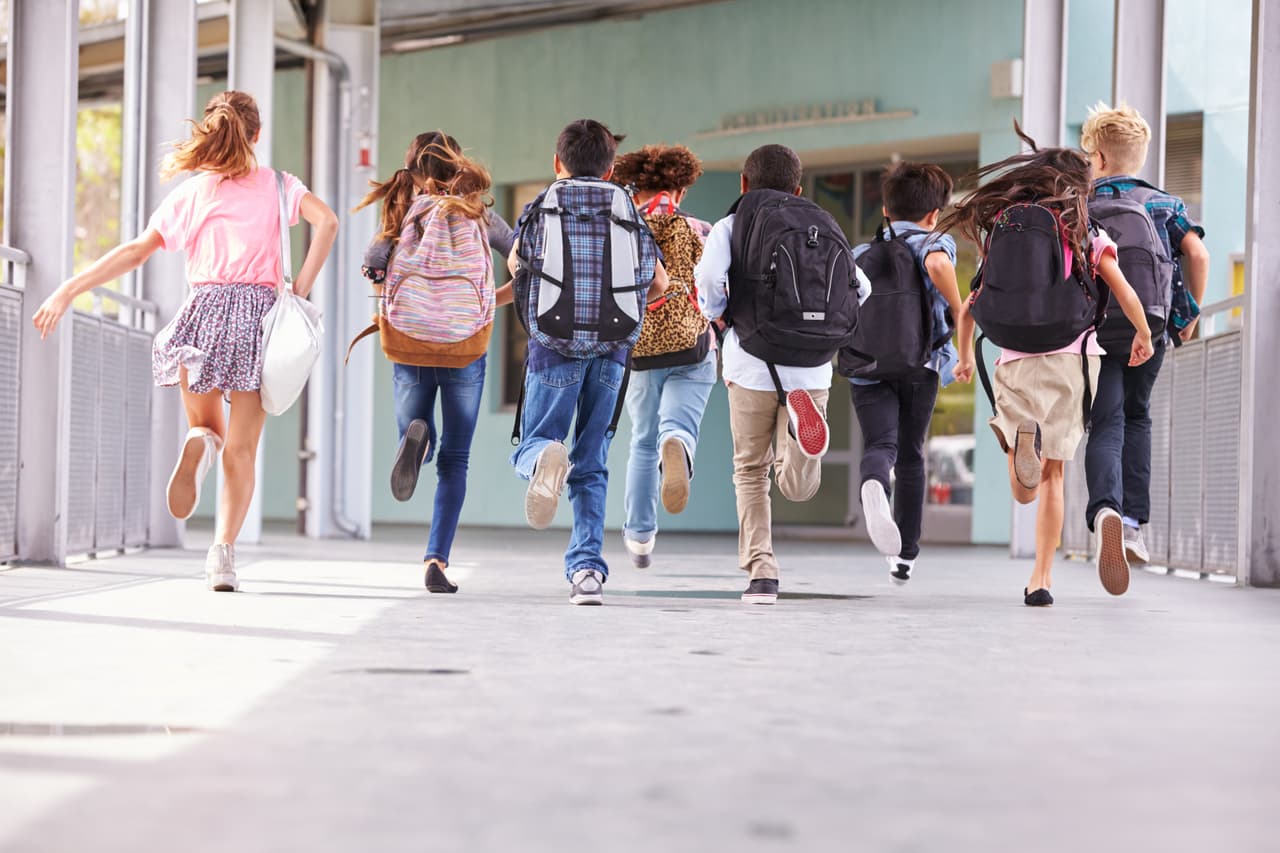 Coméntale a tus hijos que 
<b>está bien "romper las reglas" si están en peligro</b>. Deben gritar, patear, mentir, gritar, huir y hacer lo que sea necesario para escapar o llamar la atención si alguien intenta llevárselos.
