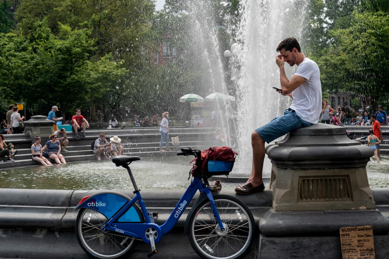 <b>Vístete para el verano</b>
<br>Aunque estemos en primavera, esta ola de calor requiere llevar ropa ligera y de colores claros, los cuales ayudan al cuerpo a mantener una temperatura normal.