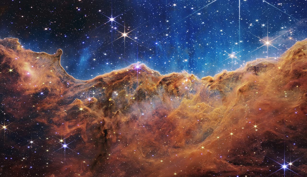 Esta es una de las imágenes que nunca había sido vista por el ojo humano. Ubicada en la nebulosa Carina se trata de una región llamada 
<b>NGC 3324</b>, según indica la NASA.
<br>
<br>En ella se pueden observar "montañas" y "valles" que son los bordes de una cavidad gaseosa. Los picos más altos de ese gas tienen una altura de 58 años luz.