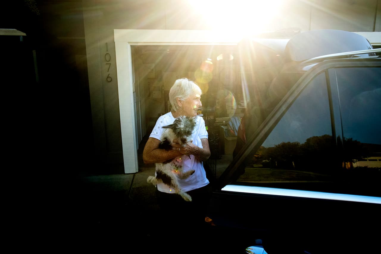 Barbara Sereni ayudó a su vecina a evacuar su vivienda horas después de que las autoridades dieron la orden para abandonar sus viviendas a los residentes Healdsburg, una de las ciudades más cercanas al incendio Kincade.