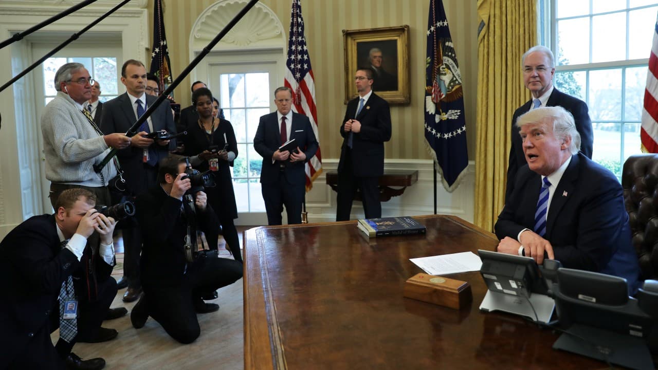 Trump ante el fracaso de su propuesta de salud: "Dejemos que Obamacare explote"