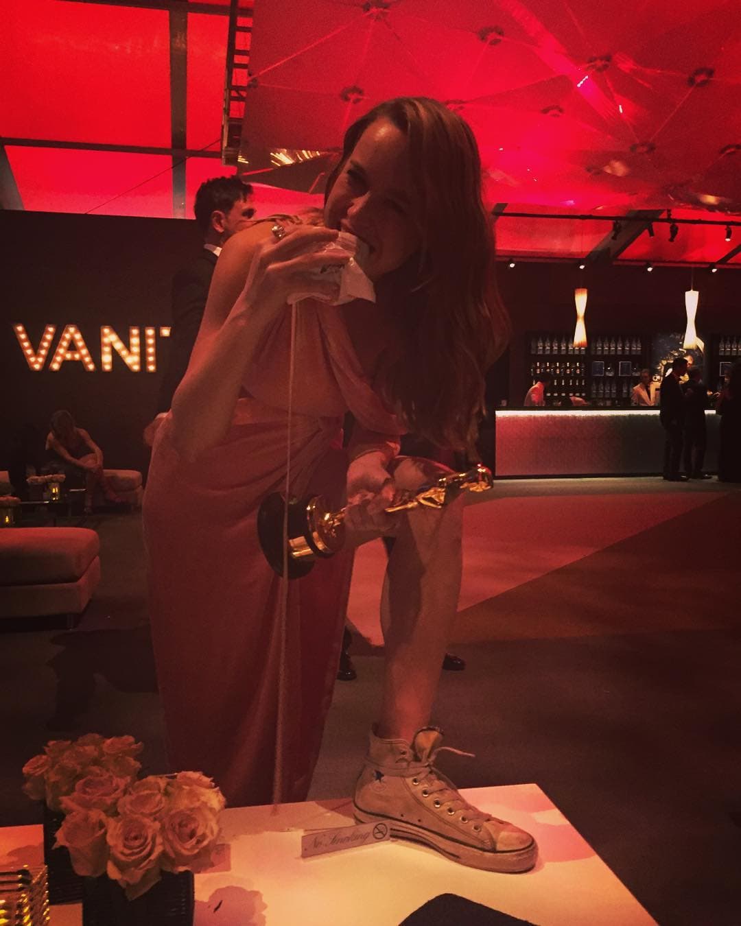 Brie Larson posó con su premio Oscar y la hamburguesa