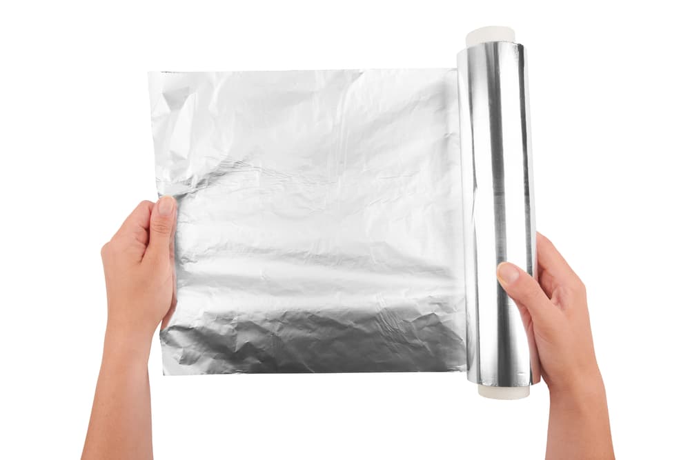 Un pedazo de papel aluminio
<br>