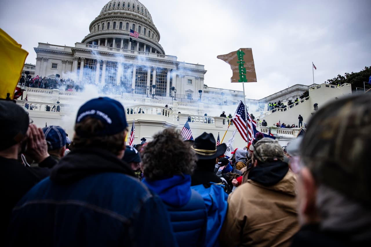 Un hombre de Staten Island fue arrestado este lunes por su supuesto papel en el asalto al Capitolio de los Estados Unidos.