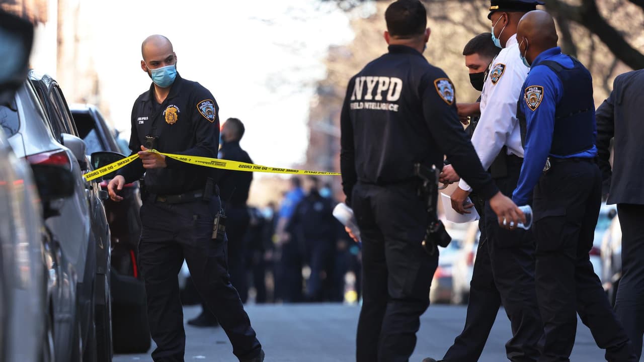 <b>En video: <b>Comunidad exige que se implemente un plan de seguridad para combatir el crimen en Nueva York</b></b>
<br>
<br>Habitantes de East Harlem no pueden más con la ola de crímenes que se ha registrado en los últimos días por los robos, asesinatos y tiroteos. La comunidad exige a las autoridades que pongan en marcha el plan de seguridad del alcalde Eric Adams, mientras que líderes afirman que es necesario implementar actividades para los jóvenes.