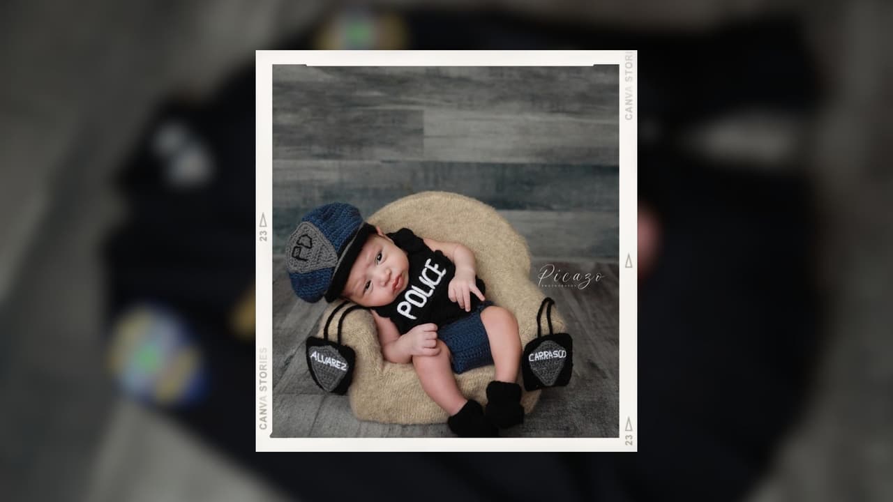 Su abuela le tejió un uniforme policial que se aprecia en algunas de las fotos.