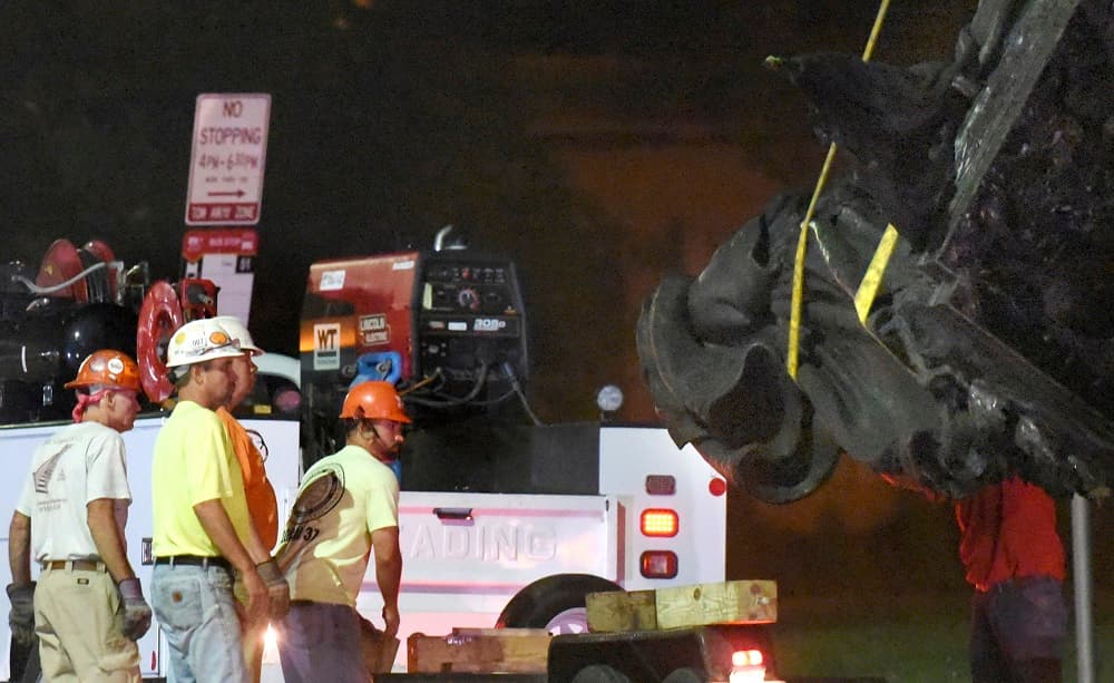 Nueva Orleans 
<b><a href="http://www.univision.com/noticias/politica/nueva-orleans-retira-de-madrugada-el-tercer-monumento-confederado-en-medio-de-la-polemica">retiró su última estatua confederada el pasado mayo</a></b>. La retirada de las estatuas fue autorizada en 2015 pero no se había ejecutado ante los enfrentamientos entre los partidarios y detractores de un capítulo complejo de la historia estadounidense.