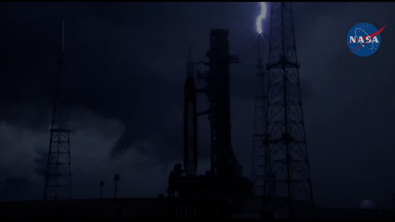 En esta captura de pantalla de un video se aprecia cómo un rayo impactó este sábado en la tarde en el "sistema de protección contra rayos" de la plataforma de lanzamiento del cohete. El lanzamiento del SLS sigue planificado para este lunes 29 de agosto.