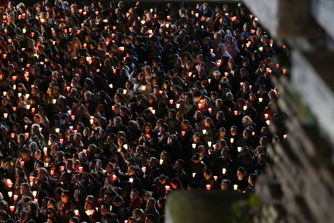 Fieles asisten a la procesión del Vía Crucis, dentro del Coliseo de Roma, el Viernes Santo, 18 de abril de 2025. 
<br>
<br>Durante esta semana, los fieles reviven los momentos de la vida de Jesús, desde su entrada a Jerusalén hasta su crucifixión y resurrección.