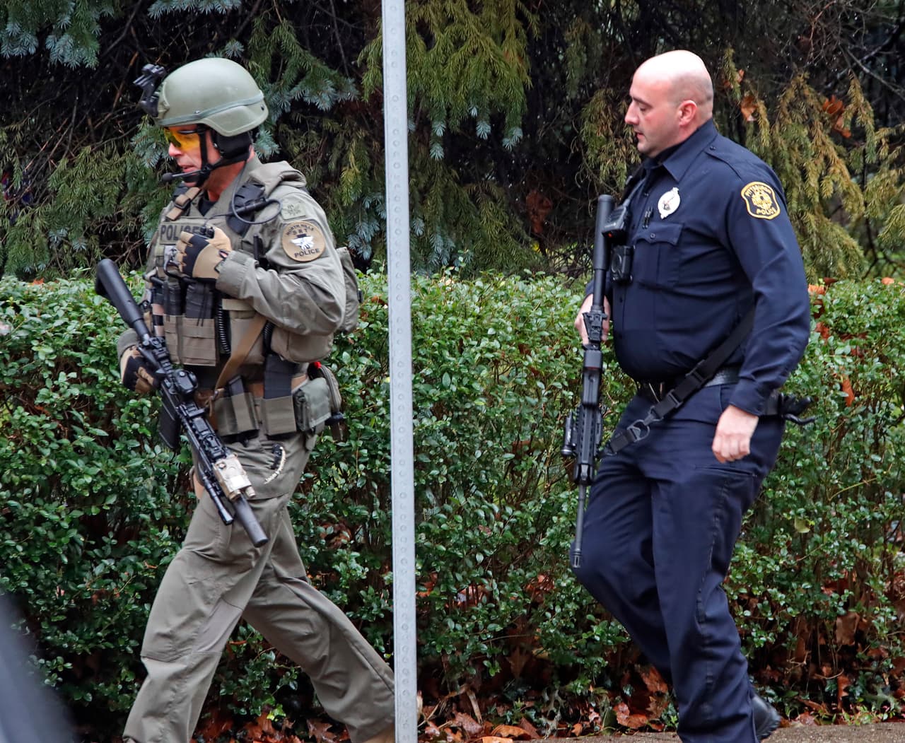 En el lugar intervinieron distintos cuerpos de policía. La investigación será llevada a cabo por el 
<b>Buró Federal de Investigaciones (FBI), que indaga lo ocurrido como un crimen de odio.</b> Según distintos medios, las redes sociales del atacante, identificado como Robert Browers, de 46 años, estaban plagadas de mensajes antisemitas. Gene J. Puskar/AP