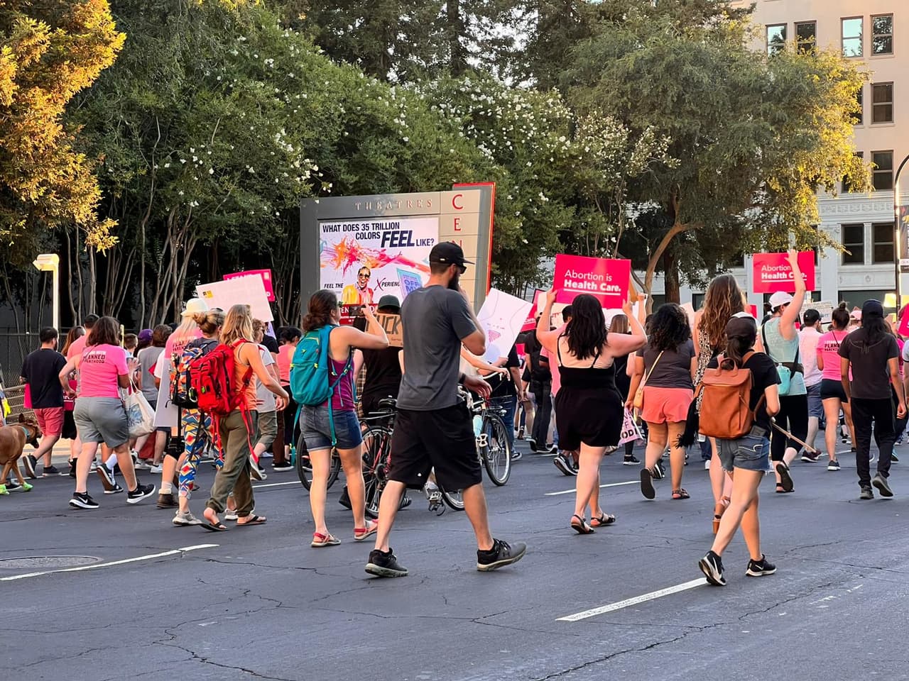 Se manifiestan en Sacramento contra la decisión de la Superma Corte sobre el aborto