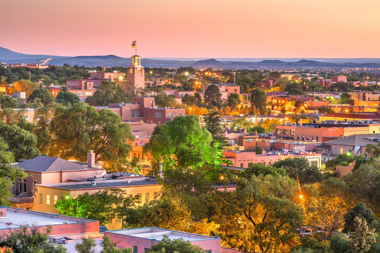 <h3 class="cms-H3-H3">Puesto 1. Nuevo México</h3>
<br>
<br>El primer sitio es para Nuevo México, o New Mexico, cuyo 49.1% de habitantes son de origen latino. La proporción entre el salario de un trabajador federal con la media es de 2.25 veces más y el estado también tiene el cuarto porcentaje de empleados en este sector más alto del país: un 6.04%.