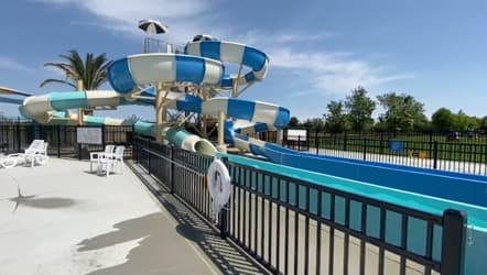 A partir de este domingo 24 de abril, el Centro Acuático North Natomas estará abierto cada fin de semana para las familias. Las instalaciones estarán abiertas para toda la comunidad de Sacramento durante 10 meses al año. Los toboganes son una de las atracciones más buscadas por los niños.