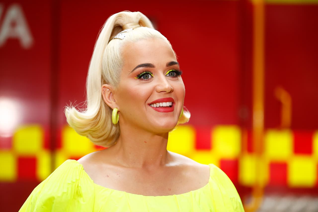 <b>Puesto 9: Katy Perry, cantante.</b>
<br>
<br>
<b>341.7 millones de seguidores en redes sociales.</b>
<br>
<br>
<a href="https://twitter.com/katyperry"><u>Twitter</u></a>: 108.8 millones de seguidores.
<br>
<br>
<a href="https://www.instagram.com/katyperry/"><u>Instagram</u></a>: 124 millones de seguidores.
<br>
<br>
<a href="https://www.facebook.com/katyperry"><u>Facebook</u></a>: 68 millones de seguidores.
<br>
<br>
<a href="https://www.youtube.com/channel/UCcgqSM4YEo5vVQpqwN-MaNw"><u>Youtube</u></a>: 40.9 millones de seguidores.