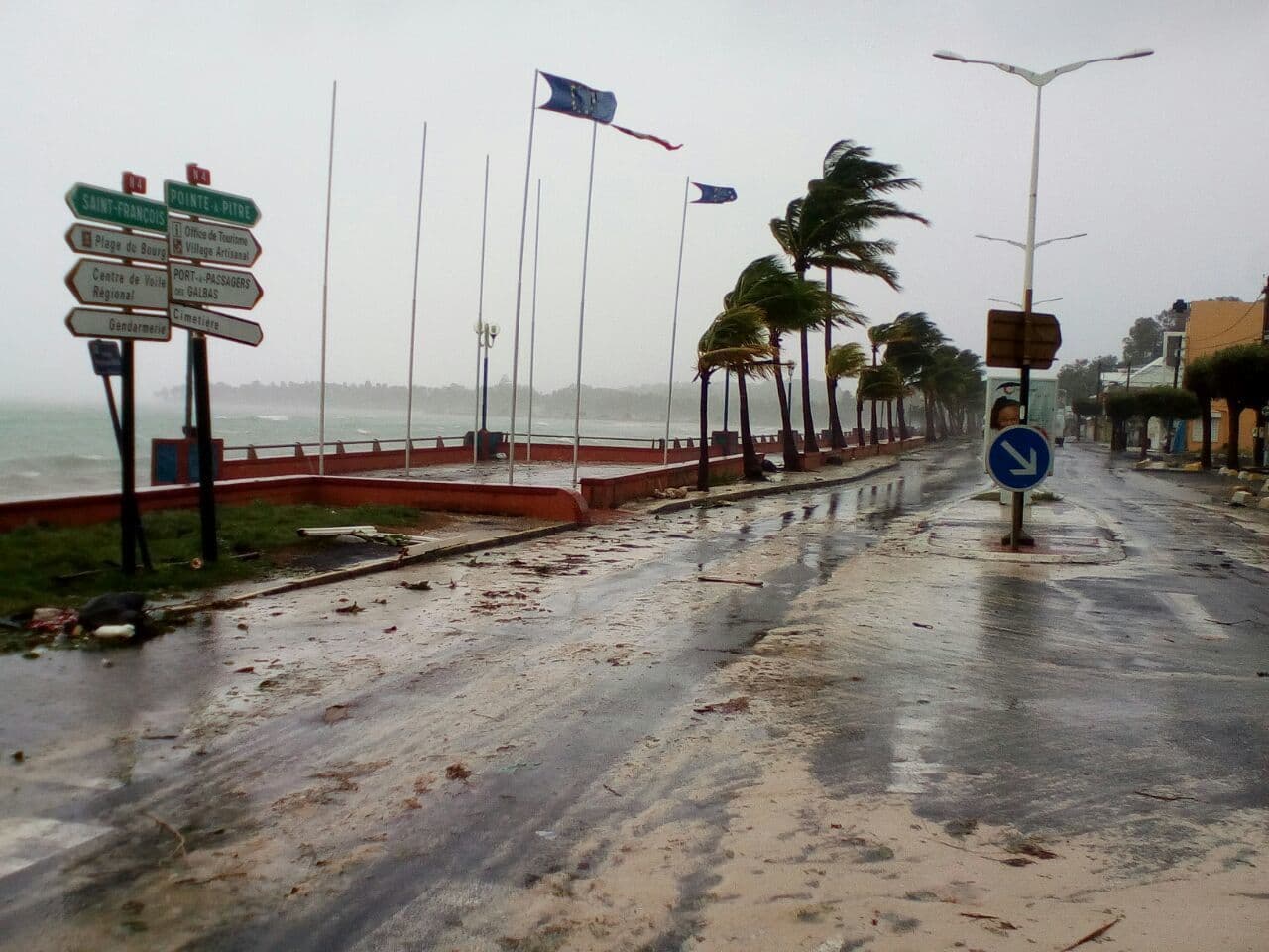 Una calle costera en Sainte-Anne, Guadalupe, mientras recibe los fuertes vientos de María. Se espera que alcance las Islas Vírgenes y Puerto Rico en la noche de este martes o el miércoles a primera hora.
<br>