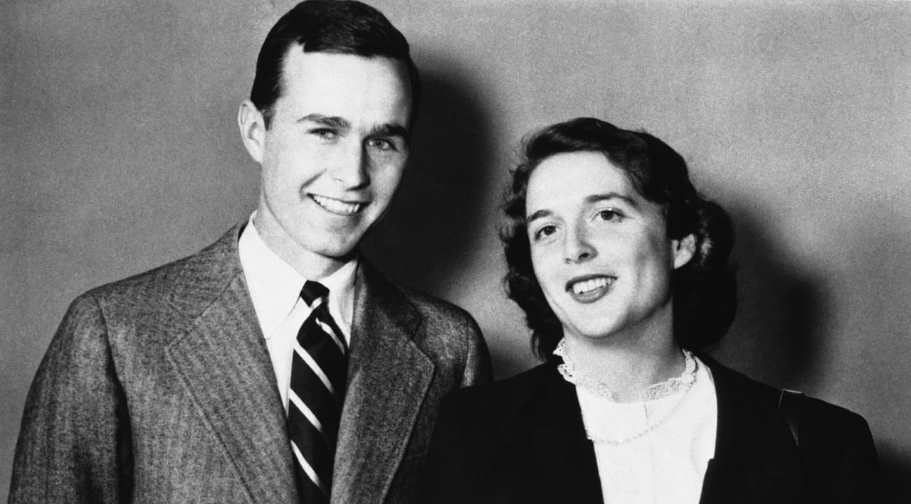 George y Barbara en una foto de1945. Los Bush se casaron el 6 de enero de ese años y han tenido el matrimonio más largo de todas las parejas presidenciales en la historia de Estados Unidos.