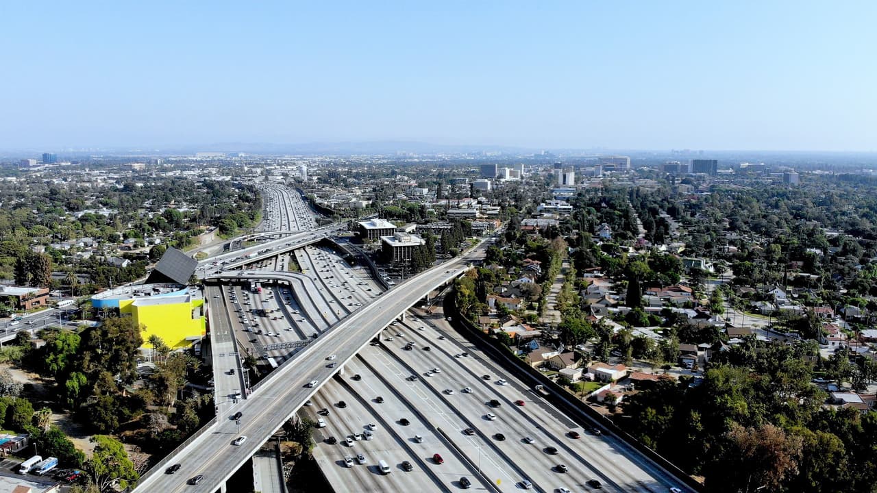 La segunda ciudad de la lista donde cuesta pagar la renta en relación al sueldo ganado es 
<b><a href="https://www.univision.com/los-angeles/kmex/buena-noticias-para-negocios-en-santa-ana-video">Santa Ana, California.</a></b> Con un 
<b>promedio familiar de $66,45 </b>y con un alquiler ponderado promedio de 
<b>$2,082.</b>
<br>
