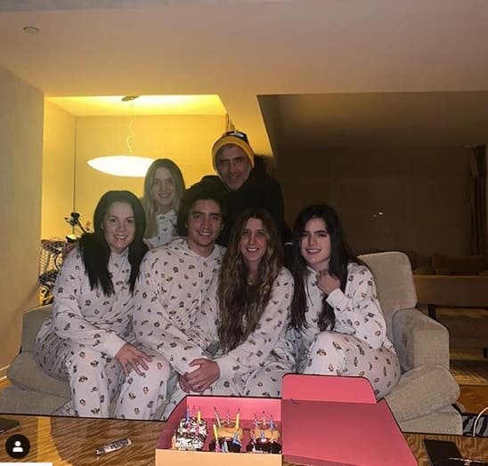 Alexia Hernández parece ser un miembro más de la familia Fernández desde hace mucho tiempo. En varias ocasiones ha sido vista en 
<b><a href="https://www.univision.com/famosos/como-pocas-veces-lo-ves-el-potrillo-rodeado-de-sus-hijos-para-celebrar-a-alex-fernandez-fotos" target="_blank">reuniones muy íntimas y familiares</a></b> con los miembros de la dinastía. 
<br>