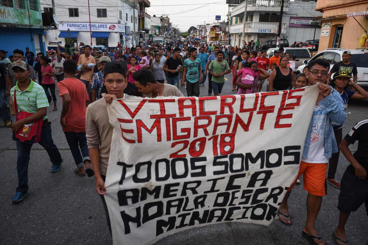 "Sea como sea, voy a conseguir el dinero y me voy. Me voy a comprar un boleto de autobús a Tijuana y me voy yo solo. No quiero ser detenido. Ya no voy a seguir en la caravana", agregó el viajante hondureño Christian Rosale.