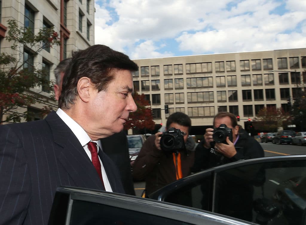Fiscal especial Mueller presenta 32 nuevas acusaciones contra colaboradores de Trump en la campaña presidencial