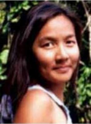 <h3 class="cms-H3-H3">Francina Dacanay Fernandez </h3>
<br>
<br>En 2001, el noviazgo entre esta mujer de 50 años -oriunda de Filipinas- con su novio culminó, dejando tres hijos: Keoni, Mason y Lance Fernandez. La pareja, que nunca se casó, se vio envuelta en una disputa agresiva de custodia y visitas en el Tribunal de Familia de San Diego. 
<br>
<br>Tres años después de la separación, la mujer le mencionó a su exnovio que estaba planeando un viaje de dos semanas con los niños a Nueva Zelanda. Si bien él le advirtió que eso violaría las órdenes de la corte, la cual ordenó que ninguno de los padres pudiera sacar a los niños de la jurisdicción del tribunal y que entregaran los pasaportes de los menores, en noviembre de 2004 se reportó que Fernández había dejado abruptamente su trabajo y un familiar suyo reportó su desaparición. 
<br>
<br>Un mes más tarde se emitió una orden estatal acusando a Fernández de tres cargos de secuestro de menores. A principios de 2005 se emitió 
<a href="https://www.fbi.gov/wanted/parental-kidnappings/francina-dacanay-fernandez" target="_blank">una orden de arresto federal, acusándola de sucuestro parental internacional. </a>
<br>
<br>La agencia cree que la mujer pudo haber huido con sus hijos a Filipinas.
<br>