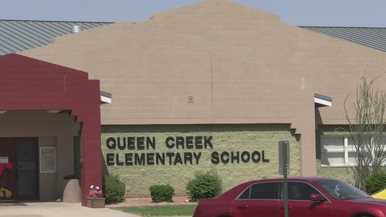 <h3 class="cms-H3-H3">AGOSTO</h3>
<br>
<a href="https://www.univision.com/local/arizona-ktvw/algunos-distritos-escolares-de-arizona-comienzan-clases-presenciales-desafiando-criterios-del-estado">Mientras que muchas escuelas han iniciado clases virtuales, algunos distritos, como el de Queen Creek</a>, han desafiado los criterios estatales e iniciado clases presenciales.