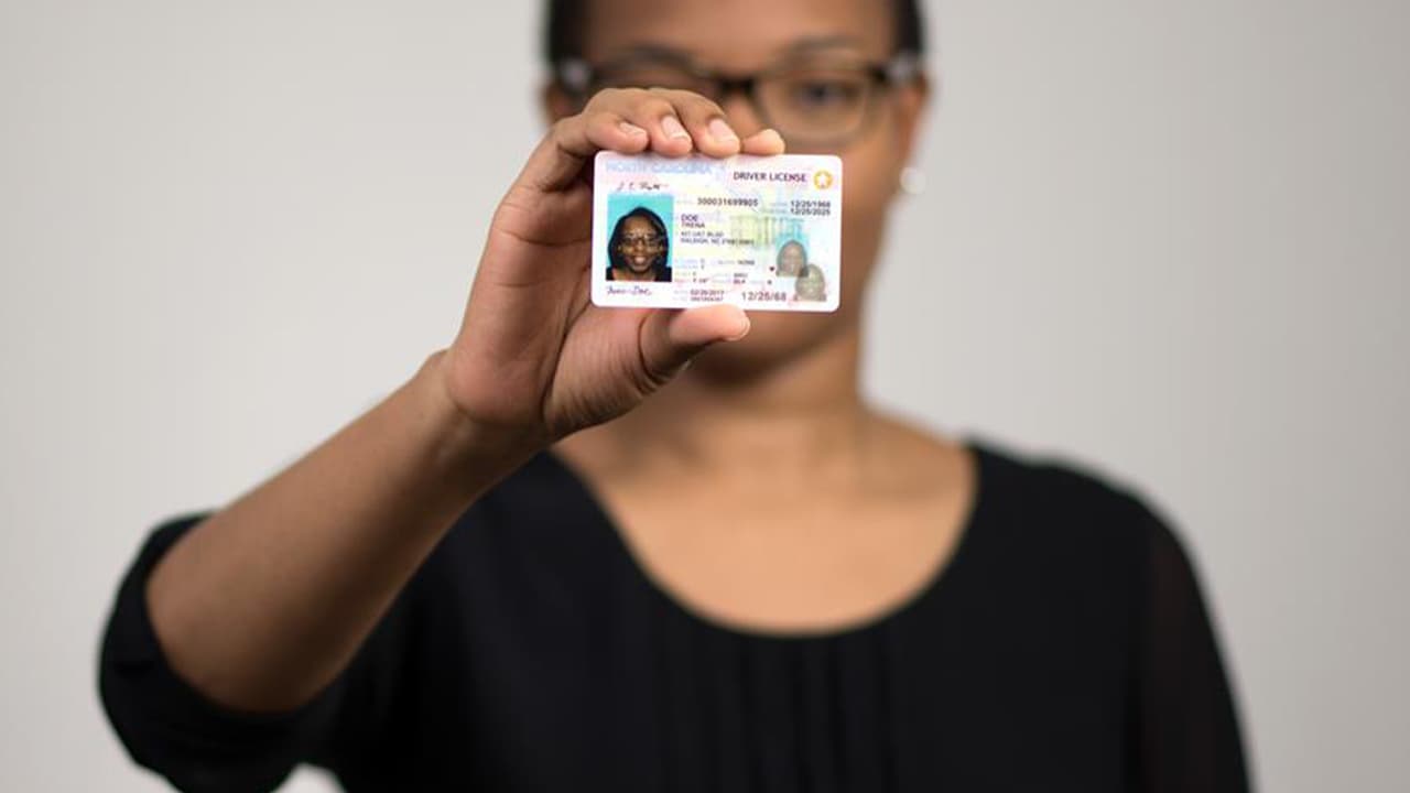 Senadores demócratas presentaron una iniciativa que busca otorgar 
<b><a href="https://www.univision.com/local/north-carolina-wuvc/presentan-propuesta-para-otorgar-licencias-a-indocumentados-en-carolina-del-norte">licencias de conducir a inmigrantes indocumentados en Carolina del Norte.</a></b> ¿Cuáles serían los requisitos y el tiempo de validez? Te contamos.