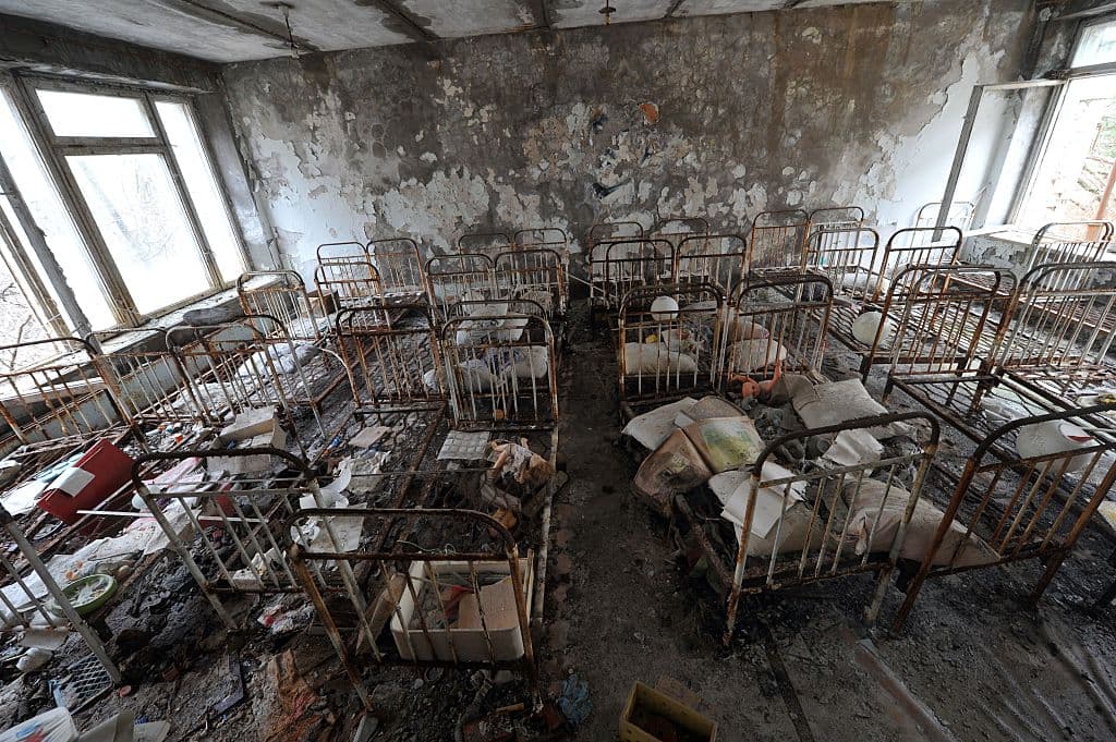 <b>Pripyat, Ucrania.</b> Esta puede ser una de las más famosas ciudades fantasmas del mundo. Pripyat era una pequeña ciudad que albergaba a más de 45,000 personas, la mayoría de ellos eran familiares de los 
<b><a href="https://www.univision.com/noticias/trending/chernobil-real-vs-ficcion-la-exitosa-serie-de-hbo-comparada-con-imagenes-verdaderas-del-momento-de-la-catastrofe-fotos-interactivas">trabajadores de la central nuclear de Chernóbil</a></b>. El accidente nuclear del 26 de abril de 1986 forzó una evacuación completa de la ciudad haciendo que todo quede detenido en el tiempo. Aún se pueden ver cuadernos y símbolos de la era soviética en medio de los edificios abandonados. 
<br>
<br>