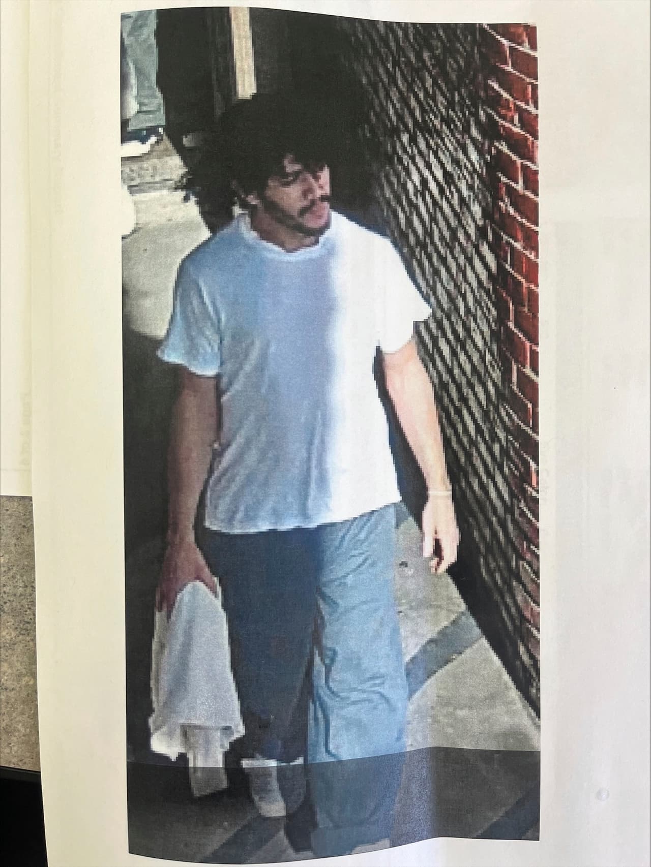 Danelo Cavalcante ya no tiene los zapatos de la prisión; estos fueron recuperados también la noche del lunes. Otro residente reportó que alguien robó de su porche un par de botas de trabajo.