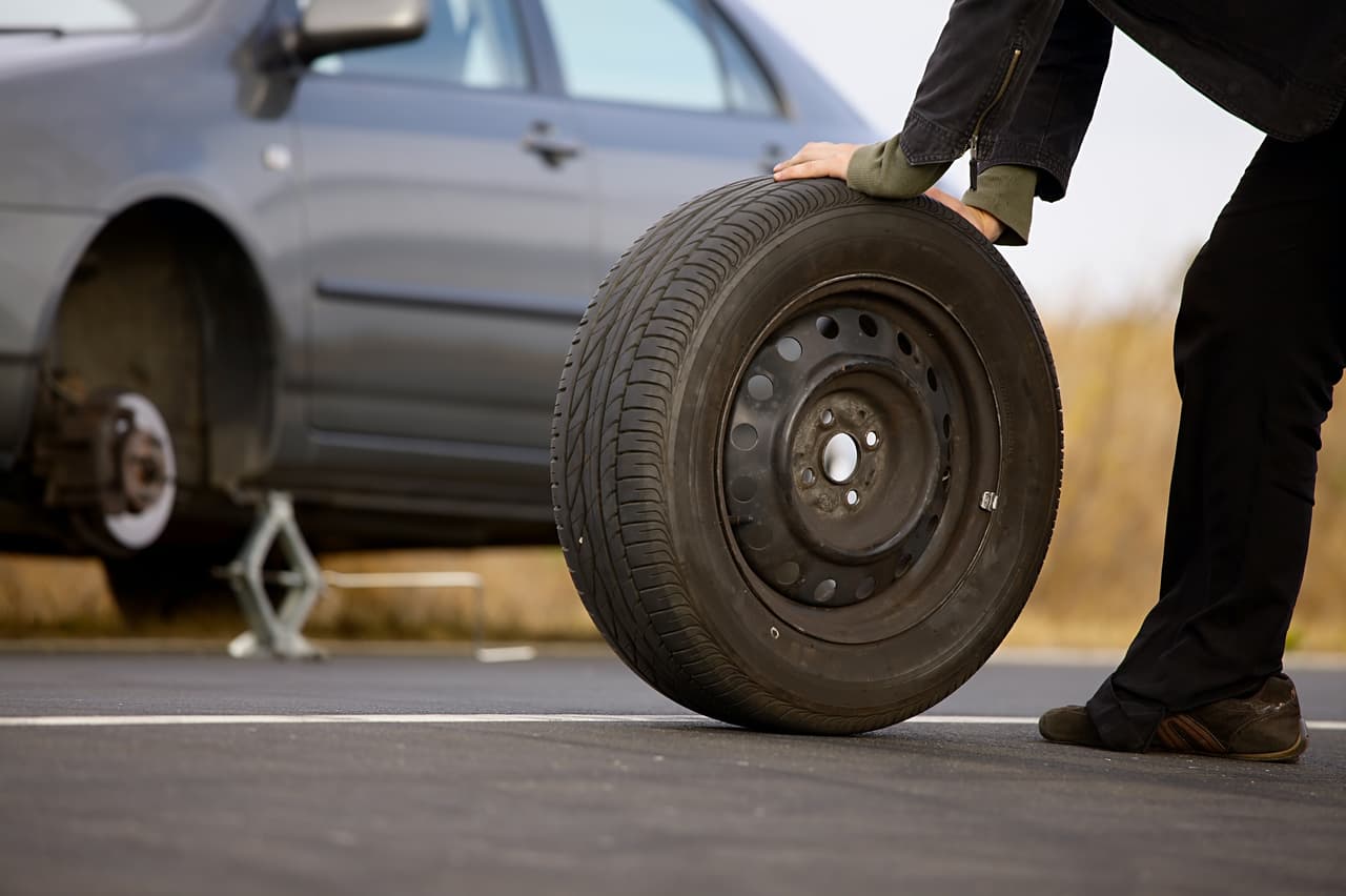 Le ayudan a cambiar la goma de su carro y luego se lo roban a punta de pistola