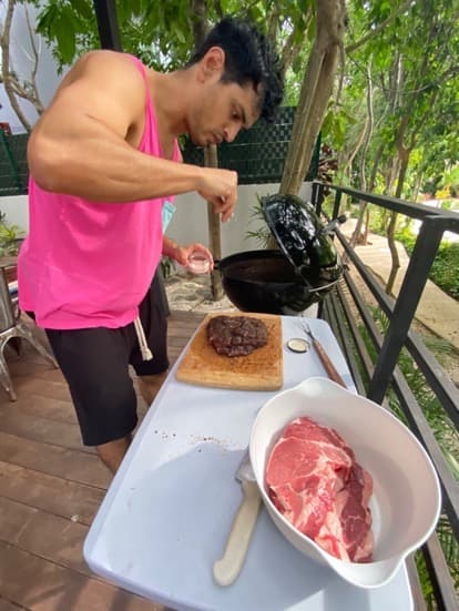 Además de excelente músico, 
<b>Bibi</b> demuestra que para hacer carne a la barbacoa, es el elegido de la casa.
