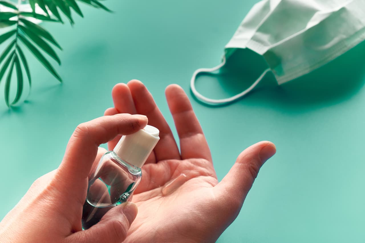 La agencia aseveró que ha emitido 14 cartas de advertencia desde julio de 2020 "por distribuir desinfectante para manos con metanol no declarado, contenido inapropiado de etanol, afirmaciones engañosas, incluida la aprobación incorrecta de la FDA, y prácticas de fabricación inadecuadas". Además aseguró que continúa trabajando de cerca con autoridades, fabricantes y minoristas del gobierno mexicano "para garantizar que no se distribuyan productos potencialmente peligrosos".
<br>