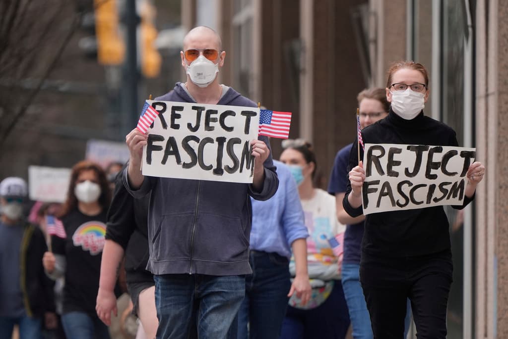 Manifestantes marchan hacia el Capitolio estatal de Georgia, el miércoles 5 de febrero de 2025 en el centro de Atlanta.
