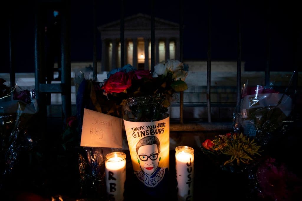 Los exteriores de la Corte Suprema se han cubierto de flores, velas y mensajes que rinden tributo a la fallecida magistrada de ese órgano, 
<b><a href="https://www.univision.com/temas/ruth-bader-ginsburg">Ruth Bather Ginsburg</a></b>, 
<b>ícono liberal y de la lucha por los derechos de las mujeres</b>.