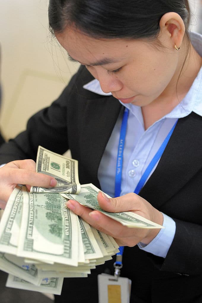 <b>Posición 9: Vietnam.</b> De acuerdo con el reporte del Banco Mundial, el país del sureste asiático recibió 
<b>$17,000 millones en remesas en 2020</b>. La disminución de envío de dinero en 2020 fue menor que la que se produjo durante la crisis financiera mundial de 2009 (un 4,8 %).