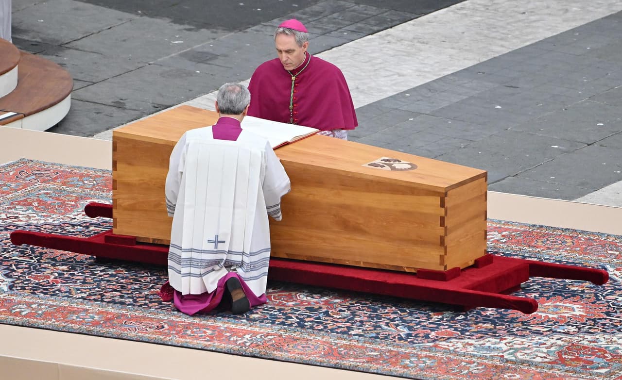 El arzobispo Georg Gaenswein, quien fue secretario privado de Benedicto XVI, frente al ataúd donde reposa el cuerpo del Papa emérito. Gaenswein ha anunciado la publicación de 
<a href="https://www.univision.com/noticias/religion/libro-papa-benedicto-xvi-secretario-personal">un libro que recoge su versión sobre las intrigas, calumnias y escándalos que rodearon el papado de Ratzinger</a>.