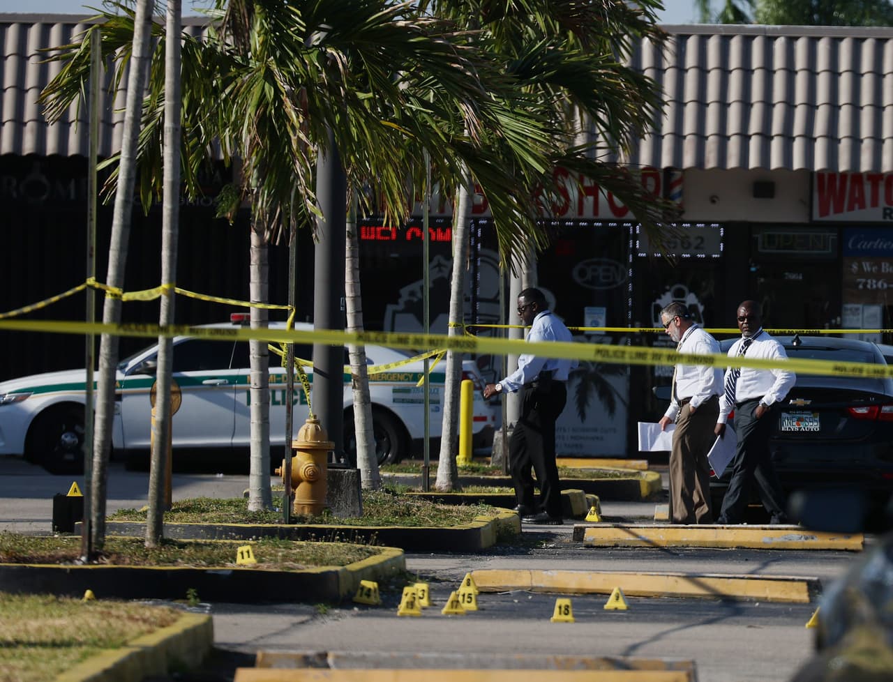 Testigos dijeron a la policía que un Nissan Pathfinder blanco se detuvo y tres personas bajaron con rifles de asalto y pistolas y comenzaron a disparar contra la multitud.
