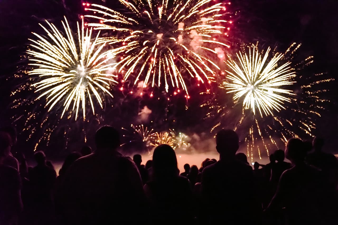 <b>Gilbert 4th of July Celebration</b>
<br>Experimente actuaciones en vivo de Chad Freeman y Redline, Dirt Road: The Jason Aldean Experience y Kenny Chesney Tribute, entretenimiento aéreo, espectáculo de drones y un espectáculo de fuegos artificiales. Este evento gratuito y familiar se llevará a cabo el jueves 4 de julio en el Parque Regional Gilbert, ubicado en 3005 E Queen Creek Rd, de 4:00 p.m. a 9:30 p.m.