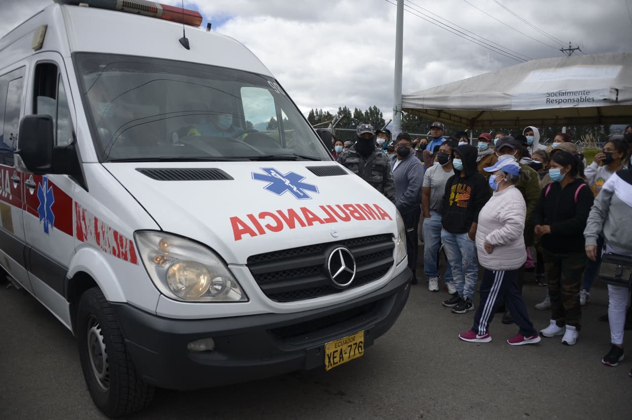 En la Penitenciaría del Litoral se contabilizaron ocho muertos tras el enfrentamiento armado entre reos y autoridades. El tiroteo
<b> </b>duró cerca de 30 minutos. Más de 120 policías se enviaron a dicho centro y 
<a href="https://www.elcomercio.com/actualidad/seguridad/carceles-masacre-cotopaxi-penitenciaria-presos.html" target="_blank">fueron recibidos con disparos de armas largas tipo fusil</a>. Para evitar el ingreso de los agentes, los detenidos tomaron de rehenes a 54 mujeres que estaban de visita, reporta el diario 
<i>El Comercio</i>.