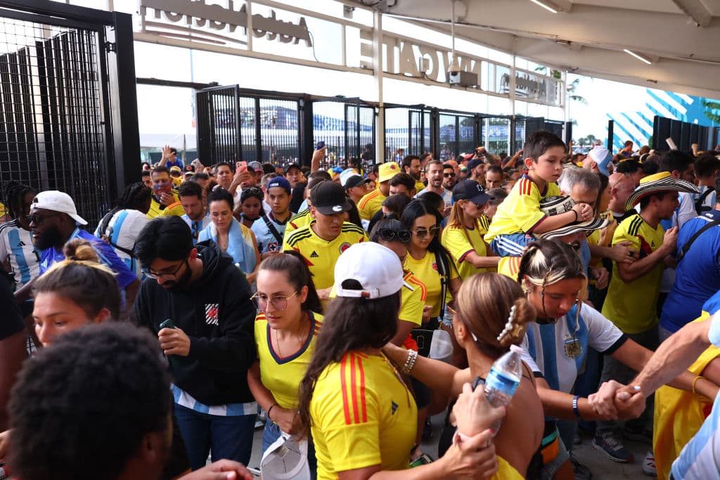 La frustración de algunos aficionados fue que pagaron incluso más de $1,000 por sus boletos, pero no se les permitió entrar. Otras personas que se colaron antes en el estadio, ocuparon sus sillas. Llegó un momento en que por motivos de seguridad, nadie más pudo entrar.