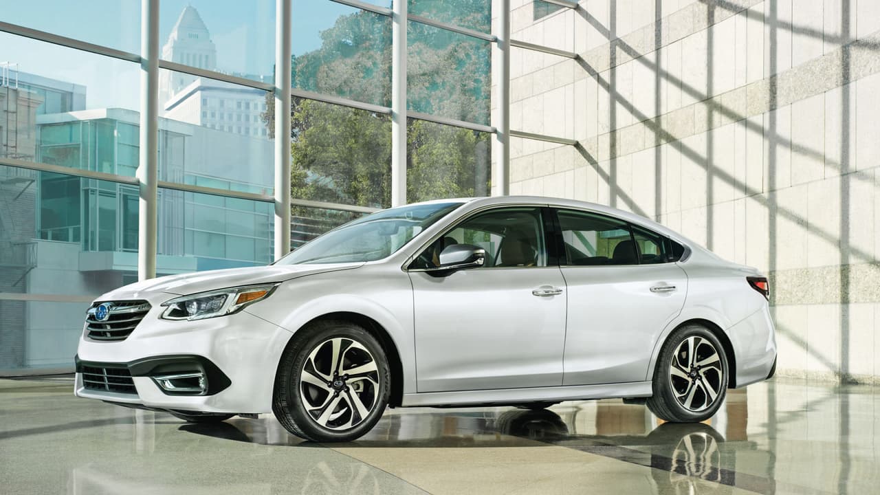 Este jueves Subaru presentó en el 
<b>Auto Show de Chicago</b> la séptima generación de su sedán familiar; el 
<b>Subaru Legacy 2020</b>.
<br>A pesar de ser un diseño totalmente nuevo construido sobre una arquitectura también totalmente nueva, el Legacy 2020 guarda una fuerte familiaridad visual en relación al vehículo que sustituye lo que habla del fuerte 
<b>lazo emocional </b>de su base de clientes con sus productos. 
<br>Subaru promete que la nueva plataforma con mayor rigidez emocional junto con su suspensión de nuevo diseño mejora tanto la comodidad de su marcha como su comportamiento dinámico. Habrá que probarlo.