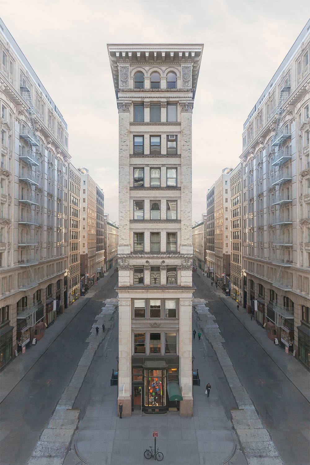 <b>Calle 19º</b>
<br>Yankus ha vivido en Nueva York desde los 11 años y ha fotografiado sus calles desde hace dos décadas. Sale a pasear y toma fotografías con su iPhone, 
<a href="https://www.wired.com/2016/10/mark-yankus-new-york-city/">cuenta Wired</a>, y luego vuelve al lugar con su cámara Canon para realizar las fotografías de mayor calidad. Después se sienta frente al ordenador y las retoca con los programas Lightroom y Photoshop, componiendo varias imágenes juntas y borrando los elementos que desea.